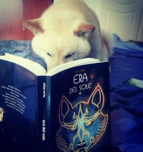 Il simpatico cane di Elisa legge il suo libro