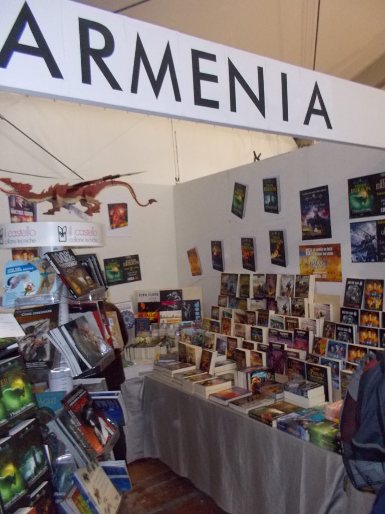 Lo stand di Lucca 2015. Più piccolo, ma la differenza di titoli è evidente.